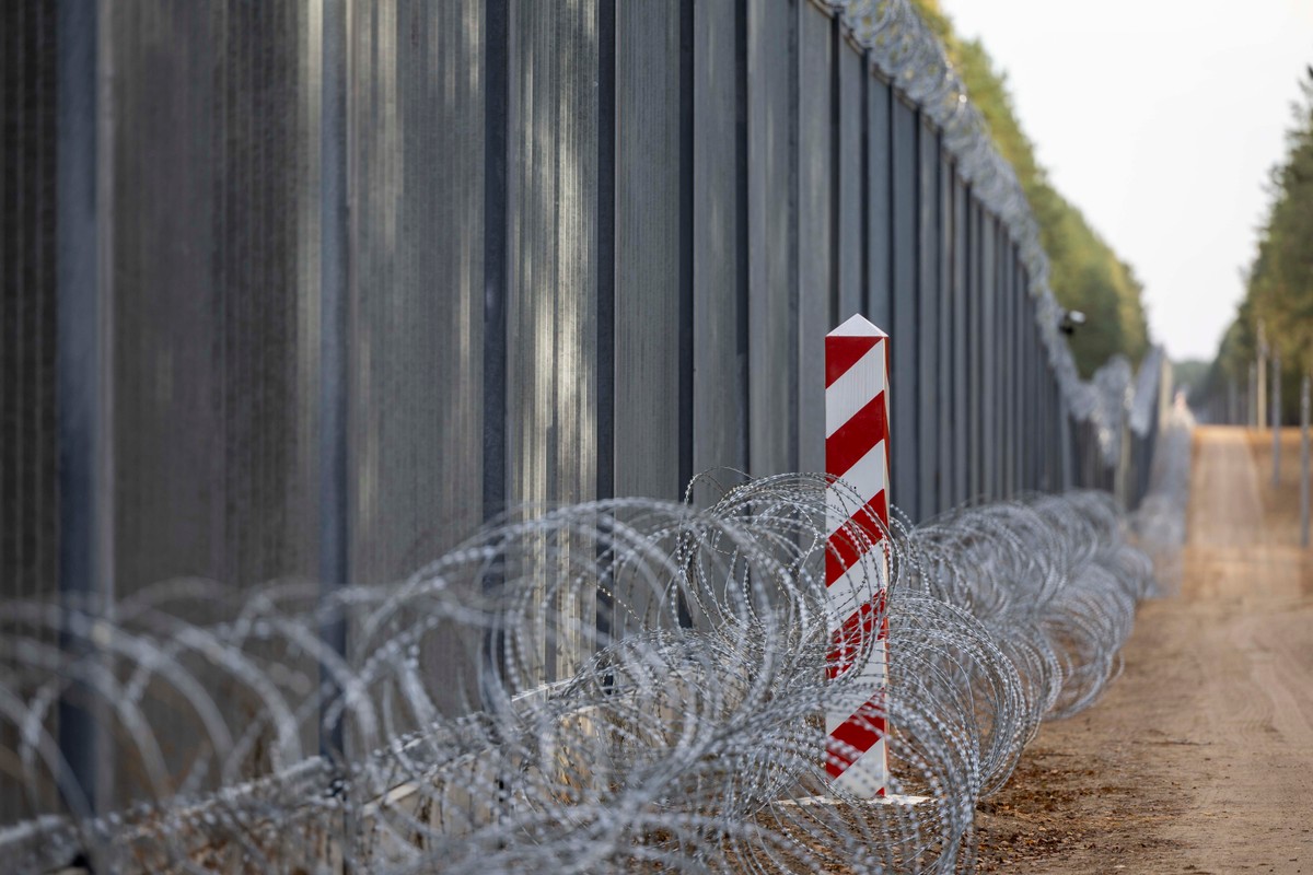 Walka z nielegalną migracją musi się odbywać na zewnętrznej granicy Unii Europejskiej - stwierdził 21 lipca minister MSWIA Tomasz Siemoniak