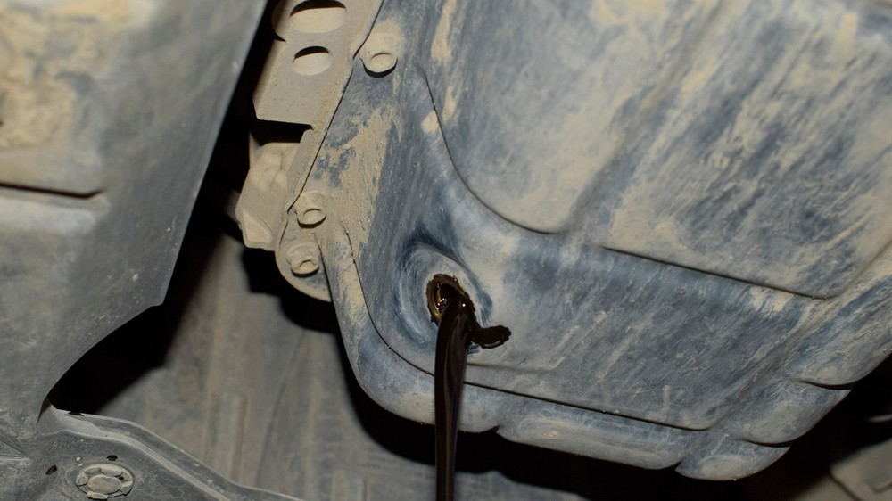 Motorový olej po niekoľkých mesiacoch krátkych mestských jázd – tmavá farba a riedka konzistencia prezrádzajú riedenie palivom. Takýto olej motor nechráni. 