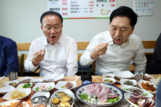 Promocja jedzenia owoców morza przez południowokoreańskich polityków