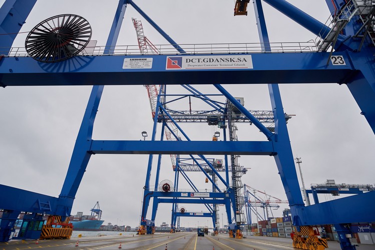 Suwnice STS z terminalu T2 to największe tego typu urządzenia w Polsce. Ich wysokość sięga 82 metrów a ramię na długość 78 metrów. Tak potężna konstrukcja umożliwi obsługę 25 rzędów kontenerów. <br><br>(aw/zuz) PAP/Adam Warżawa