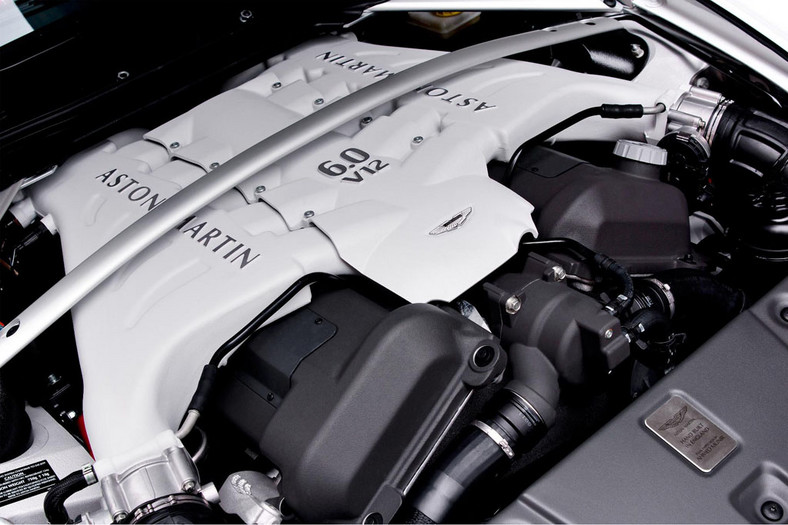 Aston Martin V12 Vantage: roadster dla wybranych