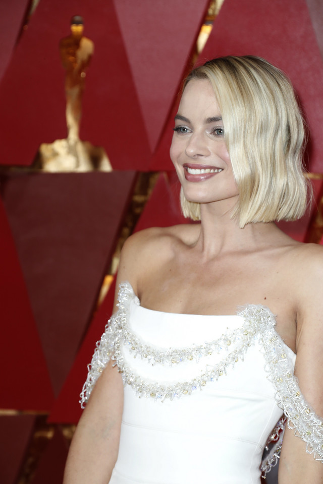 Margot Robbie pręży dekolt na czerwonym dywanie | Oscary 2018