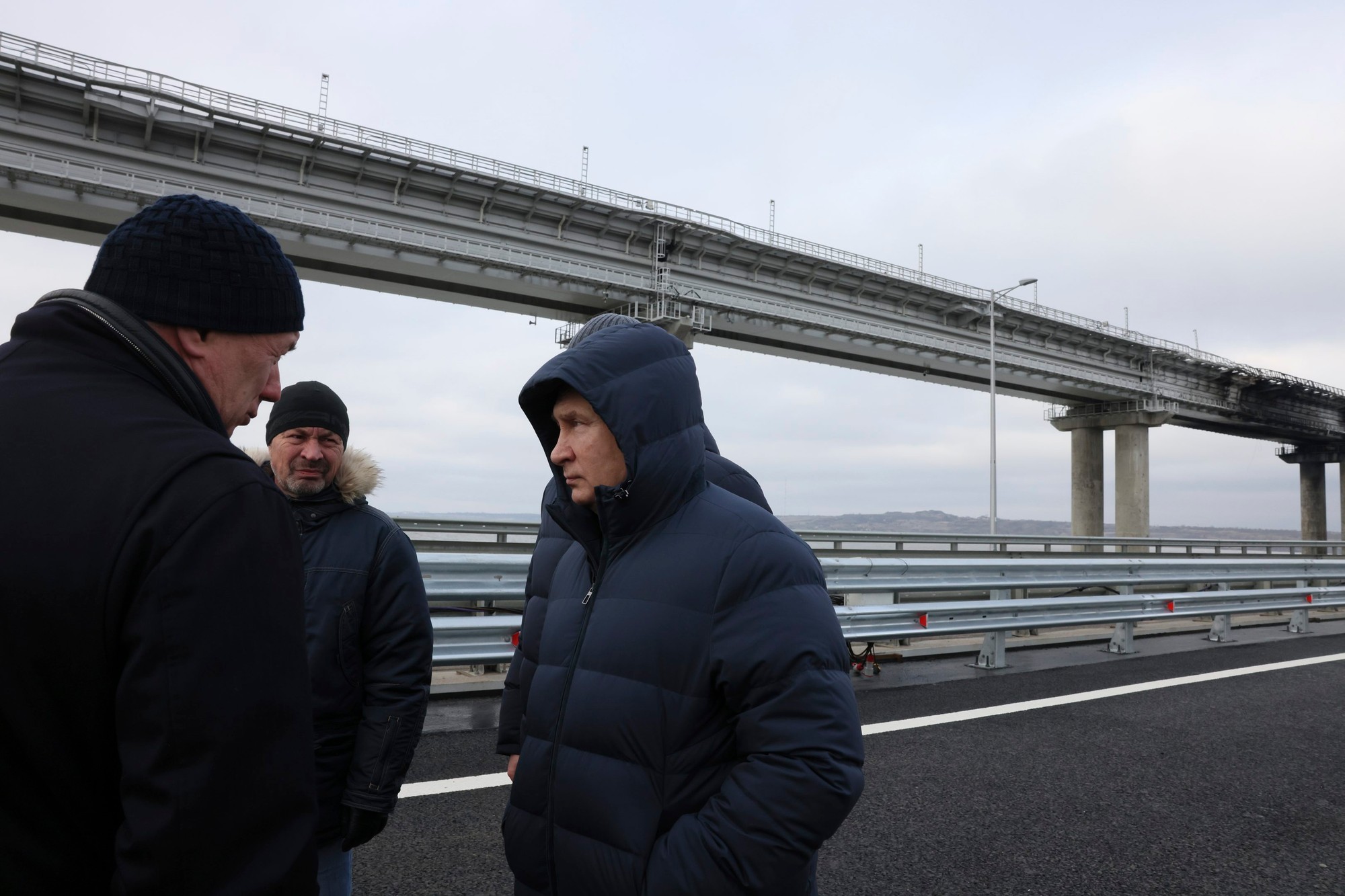 Ruský prezident Vladimir Putin počas návštevy Kerčského mosta spájajúceho pevninské Rusko s anektovaným ukrajinským polostrovom Krym.