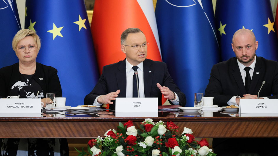 Posiedzenie Rady Bezpieczeństwa Narodowego. Nz. Grażyna Ignaczak-Bandych, prezydent Andrzej Duda i Jacek Siewiera