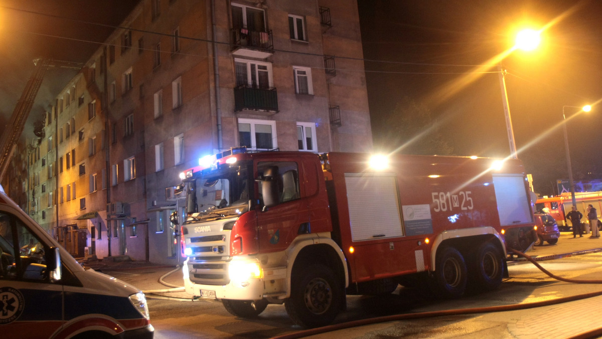 W gruzowisku po wybuchu gazu w podwarszawskim Pruszkowie odnaleziono ciało jednej osoby. Straż pożarna cały czas przeszukuje budynek. W zawalonych mieszkaniach mogli przebywać jeszcze inni ludzie.