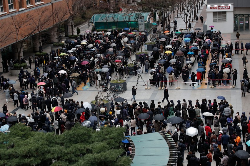 Hiljade ljudi čeka u redovima