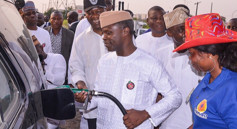 Osinbajo helping out a petrol attendant at an Oando filling station in Lagos during a petrol crisis (Presidency)