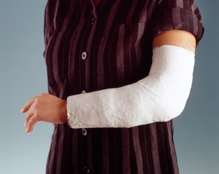 Złamałeś rękę na śliskim chodniku? Możesz dostać odszkodowanie