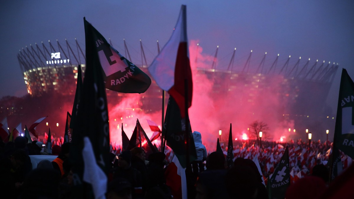 uczestnicy marszu na błoniach Stadionu Narodowego