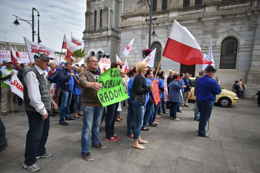 Pracownicy Wojskowych Zakładów Lotniczych manifestowali poparcie dla inwestycji Airbusa w Łodzi