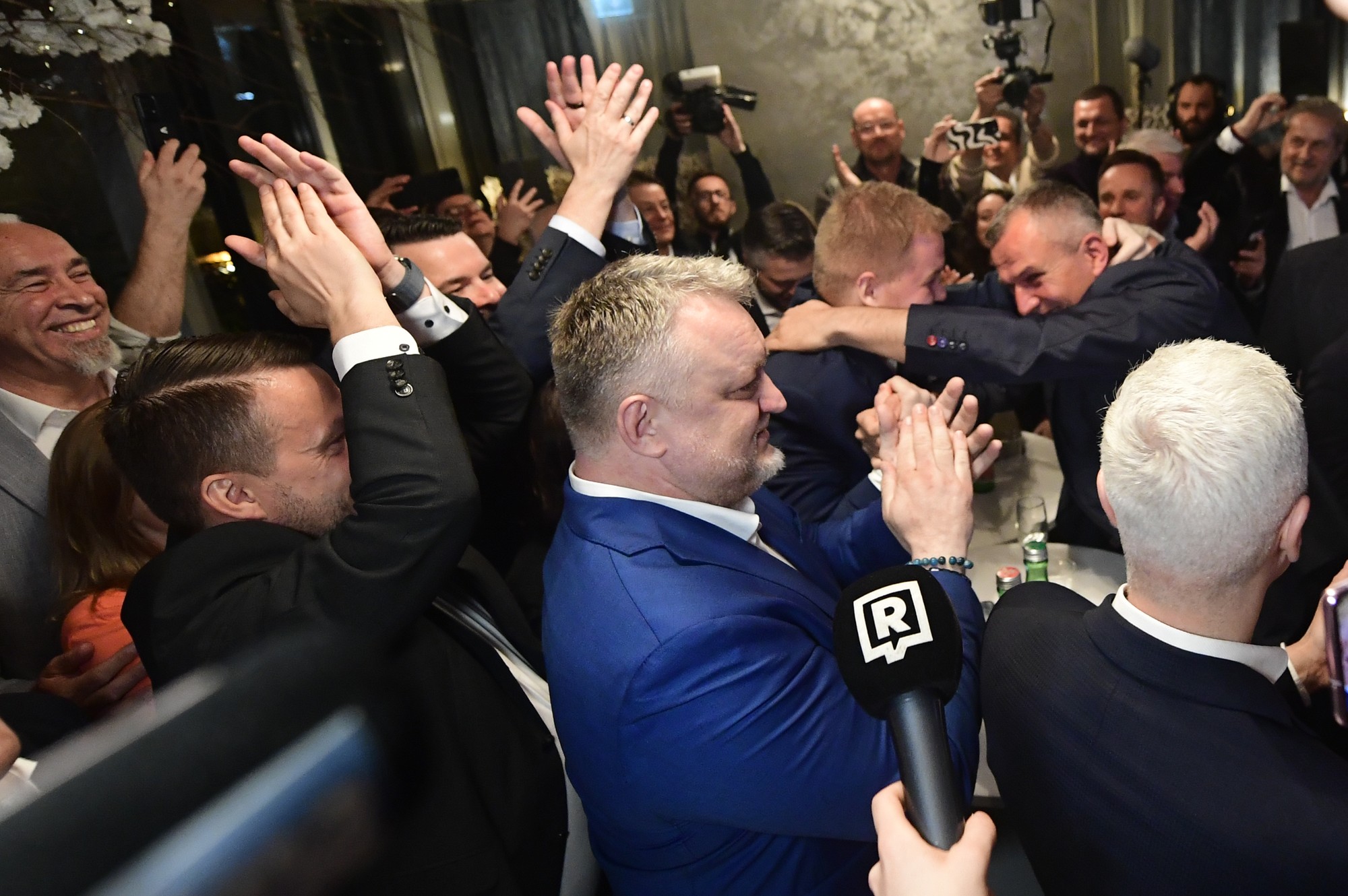 Priaznivci kandidáta na prezidenta SR Petra Pellegriniho sa radujú z predbežných neoficiálnych výsledkoch vo volebnej centrále.