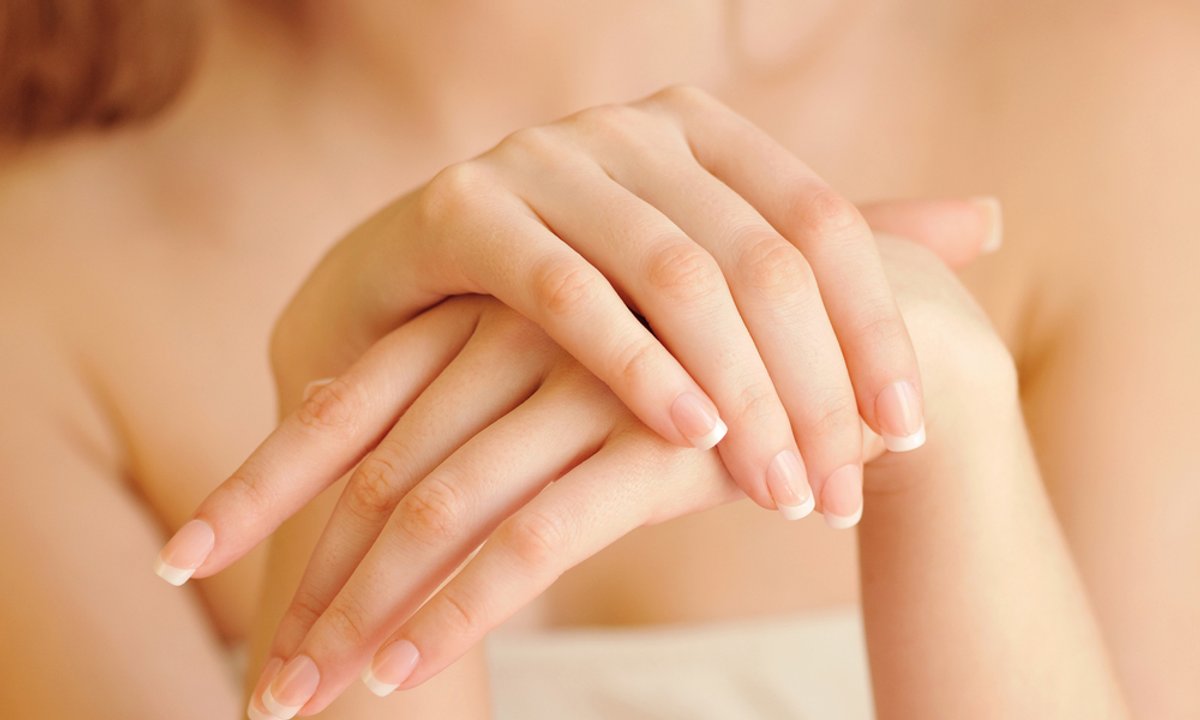 Ten manicure zdobywa salony. Naturalny efekt bez grubej warstwy