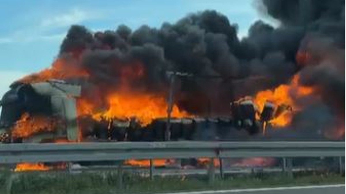Gori kamion na autoputu kod Šimanovaca
