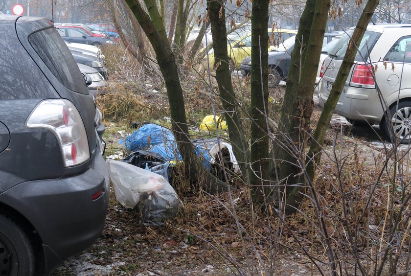 Śmieci na parkingu w Krakowie