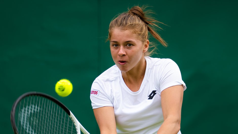 Maja Chwalińska w trakcie debiutu na Wimbledonie (27 czerwca 2022 r.)