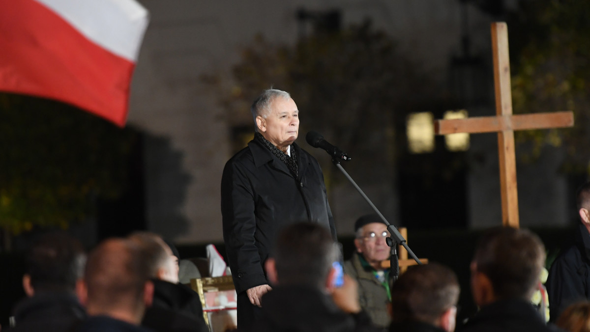 W trakcie obchodów 90. rocznicy miesięcznicy katastrofy smoleńskiej swoje przemówienie wygłosił prezes Prawa i Sprawiedliwości, Jarosław Kaczyński. -Za sześć miesięcy powinno być zrobione to, co miało być zrobione i wtedy spotkamy się tutaj po raz ostatni - powiedział.