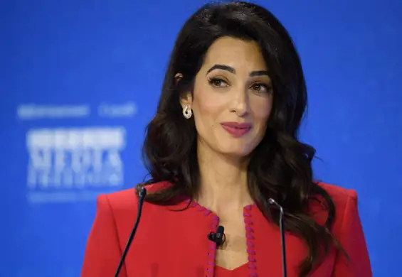 Broni praw człowieka i jest ikoną stylu. Osiem zasad ubioru Amal Clooney