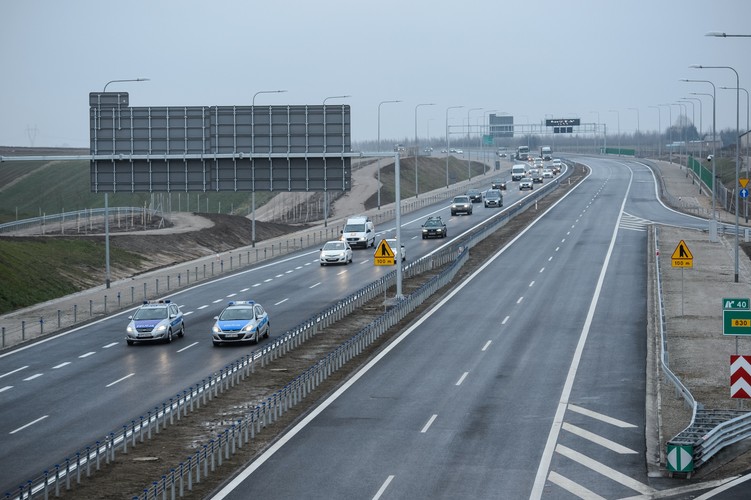 Umowę na budowę podpisano 29 października 2014 r. Wykonawcą była firma Budimex. Inwestycja powstała przy dofinansowaniu z Programu Operacyjnego Infrastruktura i Środowisko, które wyniosło ok. 274 mln zł.  Całkowity koszt realizacji projektu to blisko 620 mln zł, przypomniano.