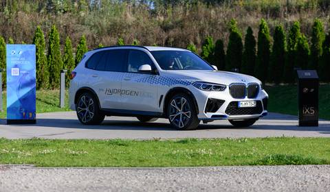 Wodorowe BMW iX5 Hydrogen debiutuje w Polsce. Już nim jeździliśmy