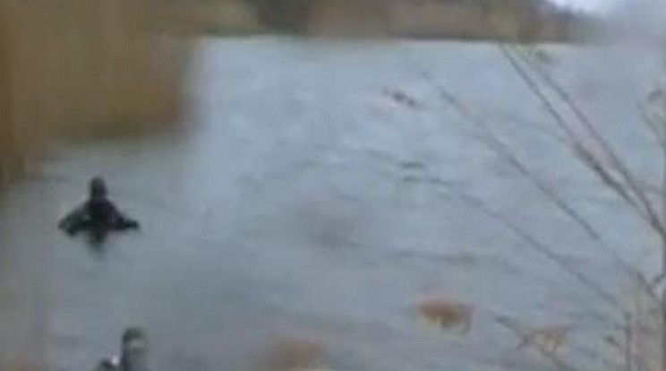Így húzták ki a rendőrök a tóba rejtett Ladát - videó!