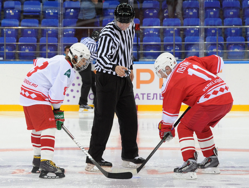 RUSSIA PUTIN ICE HOCKEY (Vladimir Putin takes part in a match between former Russian ice hockey stars and students)