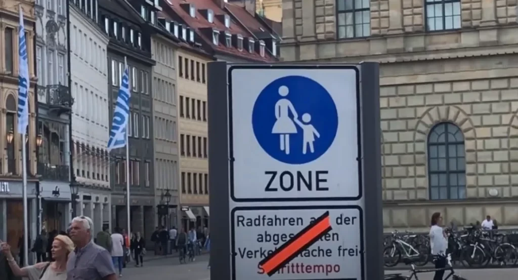 Dopravné značenie so zákazom vjazdu často zostáva navigáciami nepovšimnuté, čo pre vodiča znamená veľké riziko drahého sankčného postupu. 