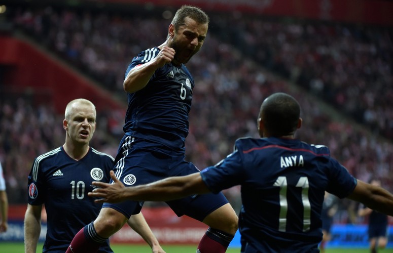 Polak Arkadiusz Milik (L) fetuje z Arturem Jędrzejczykiem (P) strzelenie bramki drużynie Szkocji na 2-2 podczas meczu eliminacyjnego piłkarskich mistrzostw Europy