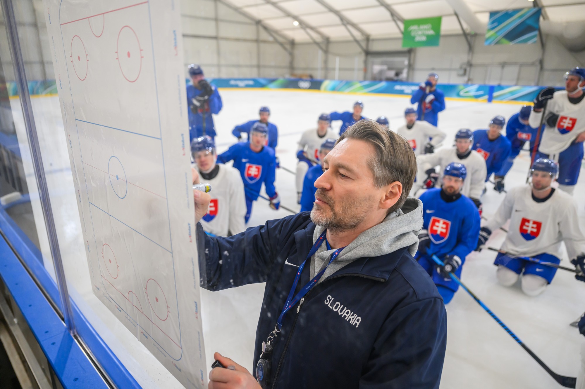 Tréner Vladimír Orzságh počas tréningu slovenskej hokejovej reprezentácie.