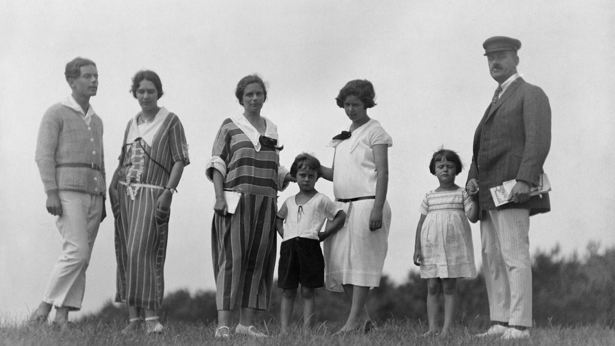 Thomas Mann z rodziną na wyspie Hiddensee. Od lewej stoją: dzieci Klaus i Erika, żona Katia, najmłodszy syn Michael oraz Monika i Elisabeth, 1924 r.