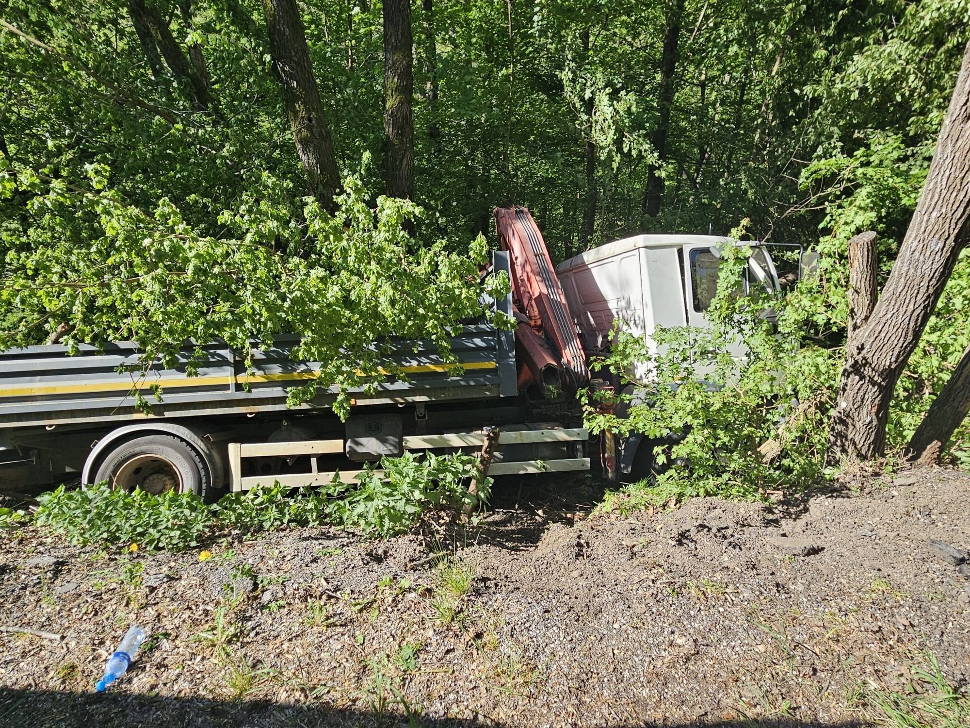Po nehode nákladného vozidla pri Kováčovej zostal vodič zakliesnený. 