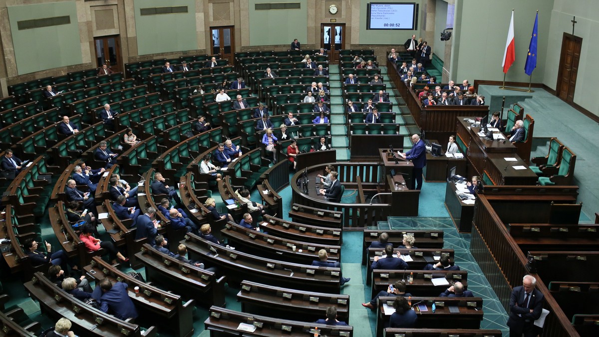 Sejm uchwalił nowelizację ustawy transplantacyjnej, dostosowującą ją do wymogów UE. Nowe przepisy mają zwiększyć bezpieczeństwo biorców oraz dawców tkanek i komórek; umożliwiają np. śledzenie drogi przeznaczonych do przeszczepu tkanek od dawcy do biorcy.