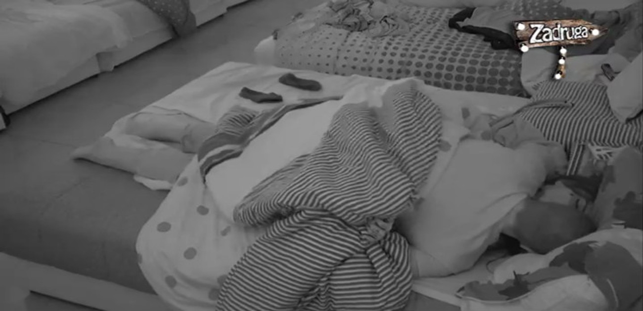 ŽESTOK SEKS U ZADRUZI Ukućani skandirali i otkrivali im jorgan - Blic