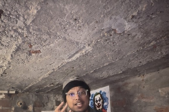 Živi u betonskoj "kutiji" bez prozora i na tome zarađuje pravo bogatstvo: Sudbina Indijca o kojoj svi pričaju (FOTO)