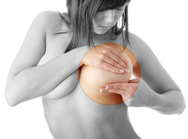 Kobiety coraz dokładniej badają piersi. Są tego pozytywne efekty
