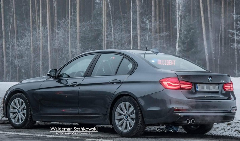 Nieoznakowane BMW 330i jako radiowóz drogówki