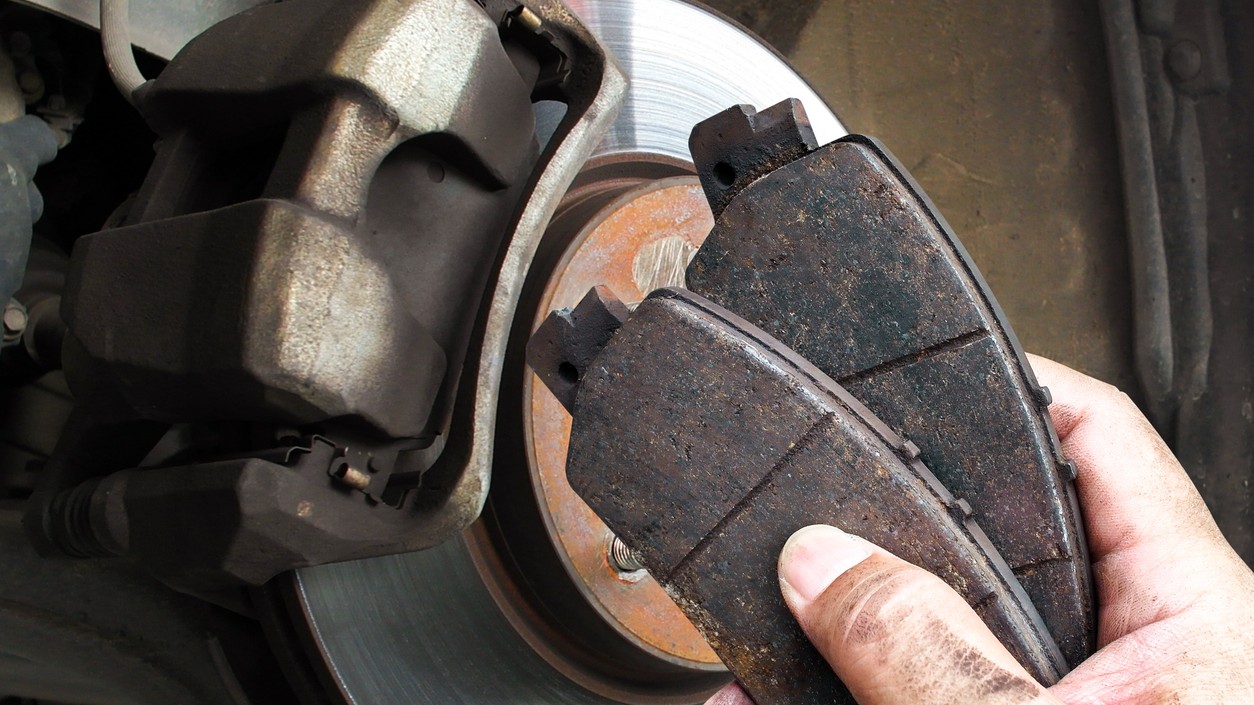 Nákup použitých brzdových kotúčov a doštičiek predstavuje obrovské bezpečnostné riziko pre každého vodiča. Odborníci dôrazne varujú pred montážou jazdených komponentov brzdovej sústavy.