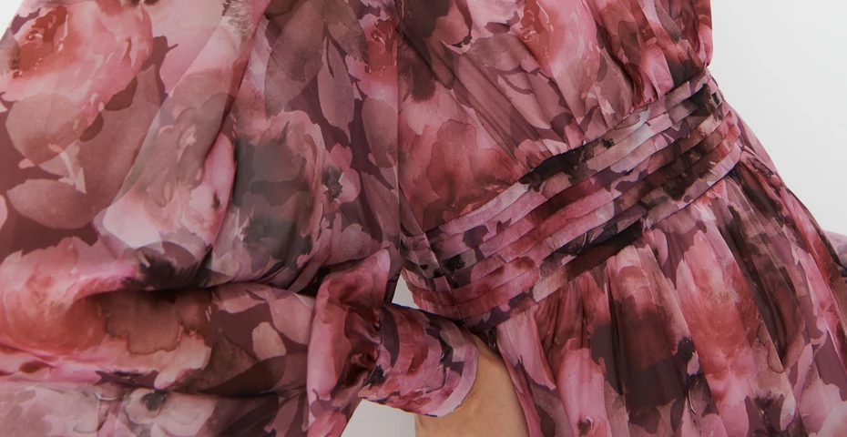 Sukienka maxi z sieciówki to jesienny hit! Ma kwiaty jak namalowane akwarelą