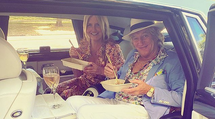 Sir Rod Stewart és felesége a kocsijuk hátsó ülésén költötte el házassági évfordulós ebédjüket. / Fotó: INSTAGRAM 