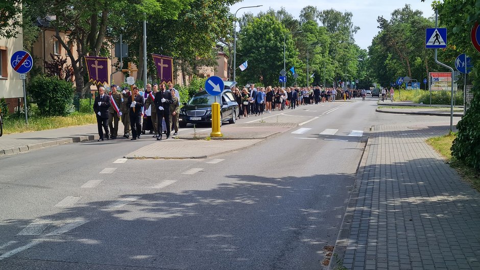 Tłumy na ostatnim pożegnaniu Szymona Szczerbowskiego, 17-latka z Helu