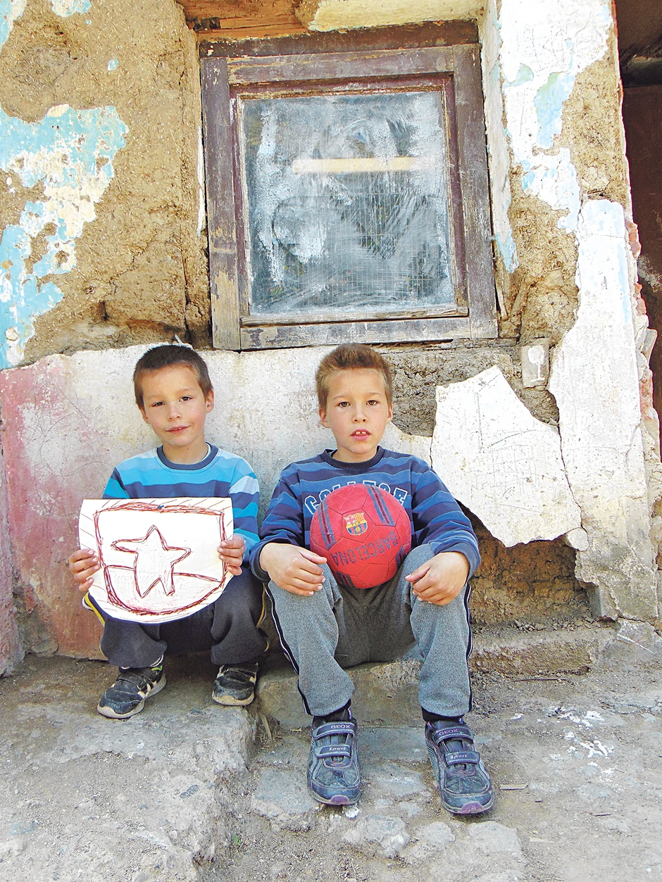 Miloš (6) i Marko (8) vole da igraju fudbal