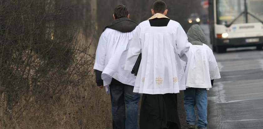 Napad podczas kolędy. Zabrali ministrantom pieniądze