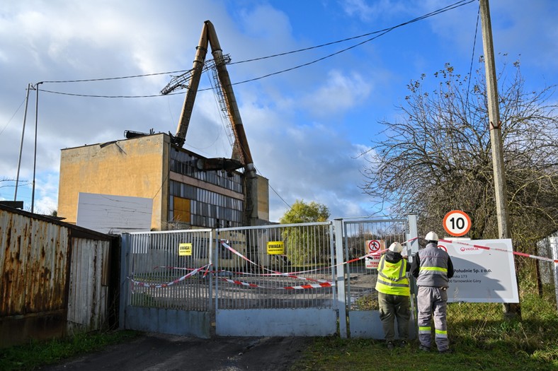 Silny wiatr złamał m.in. komin nieużytkowanej kotłowni w Małogoszczu.