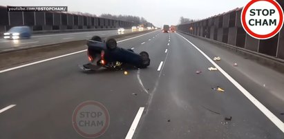 Groza na A4. Auto dachowało na środku autostrady. Przerażające nagranie