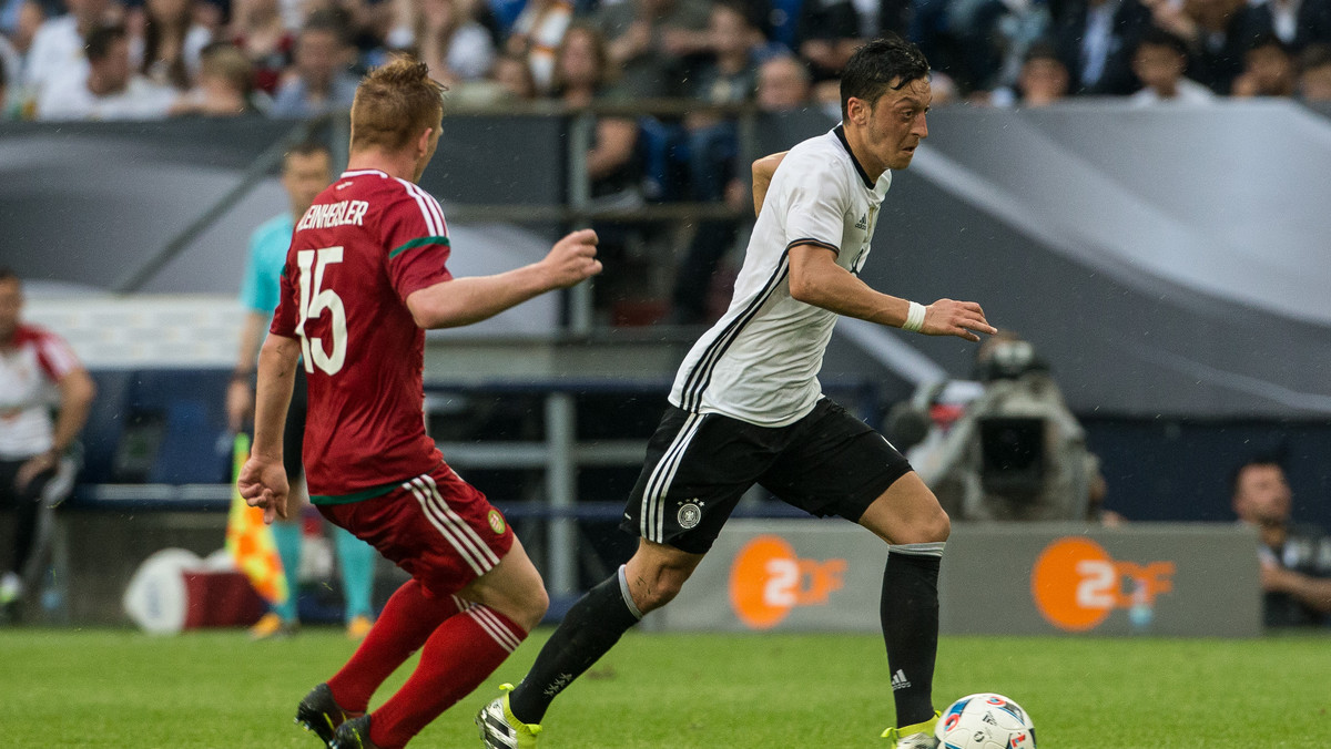 Reprezentacja Niemiec pokonała Węgry 2:0 (1:0) w swoim ostatnim sprawdzianie przed mistrzostwami Europy. Pierwszego gola dla aktualnych mistrzów świata zdobył Adam Lang, który skierował piłkę do własnej bramki. W drugiej połowie wynik ustalił Thomas Mueller. W reprezentacji Węgier zagrało trzech zawodników z Ekstraklasy.