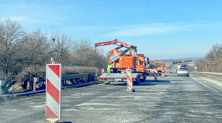 A baleset helyszínén úgy megrongálódott az aszfalt, hogy fel kell újítani, hétfőn ezért volt zárva az M1 ezen része / Fotó: Pozsonyi Zita