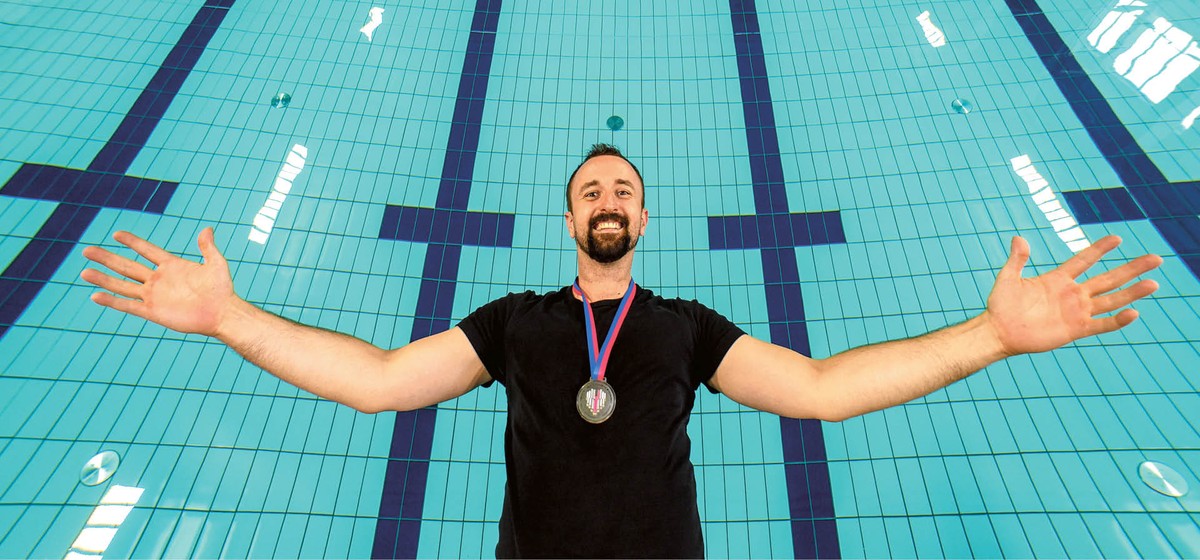 Adam Jerzykowski, prawnik, założyciel fundacji Swim For A Dream, twórca programu stypendialno-mentoringowego dla młodzieży Uniwersytet Potężnych Dzików. Pływając, pozyskuje środki finansowe na cele charytatywne