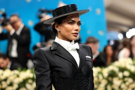 Za DIZAJNEROM IZ PANČEVA ODLEPILI NA MET GALI: Ženski Ilon Mask prošetao u FUTURISTIČKIM KOMADIMA, a kad vidite torbu koju je radio Miodrag ZAVRTEĆE VAM SE U GLAVI