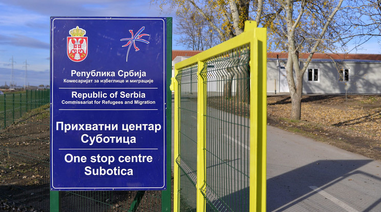 Befogadóközpont bejárata Szabadka határában /  Fotó:MTI-Molnár Edvárd