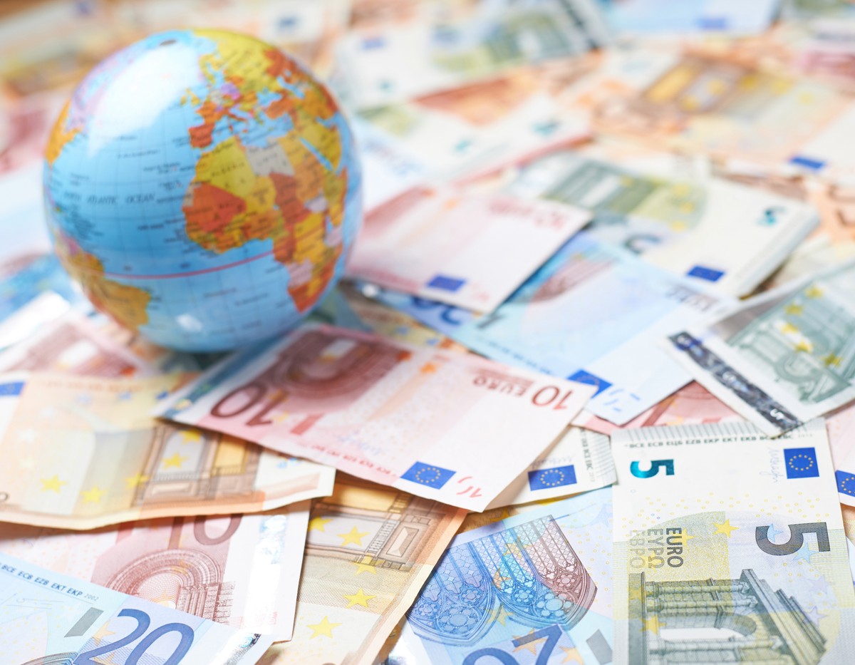 Globus na tle zagranicznych banknotów