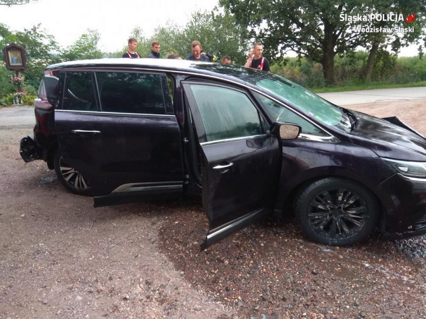 Zasnął za kierownicą, obudził się w stawie